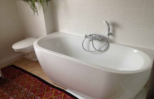 Baignoire sabot et WC suspendu à Saint Louis