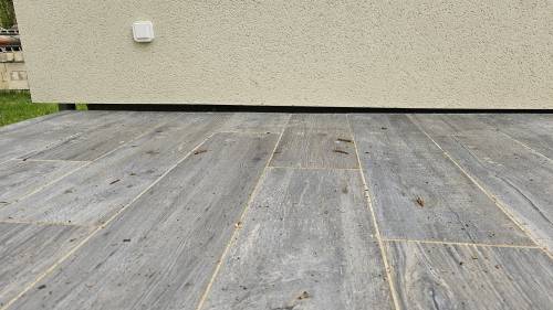 Carrelage sur le sol de la terrasse