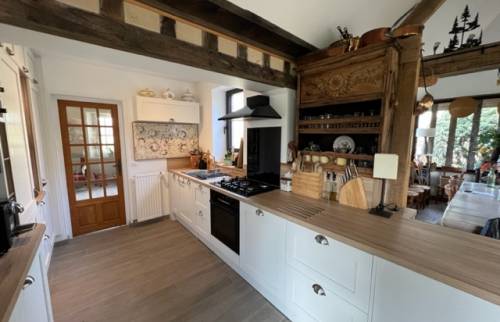 La cuisine donne sur la pièce de repas