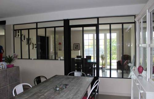 grande verrière porte et fenêtres dans une cuisine