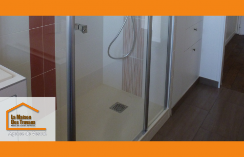 Une douche à l’italienne élégante et moderne qui change tout dans la salle de bains.