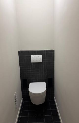 WC suspendu, faïence mosaïque noire