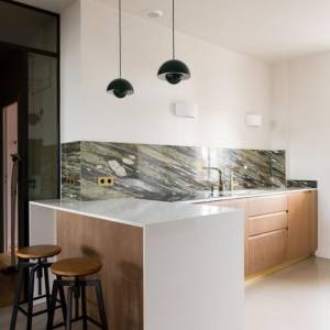 Séjour et cuisine ouverts au design contemporain – appartement Neuilly Camille AUDER