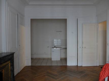 Comment rénover un appartement de type Haussmannien pour investir à Lyon (69009) : état initial, étapes et résultat final : vue avant travaux