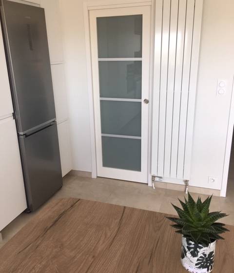 Travaux de remplacement de chauffage - pose d'un radiateur vertical dans la cuisine - Nantes 44
