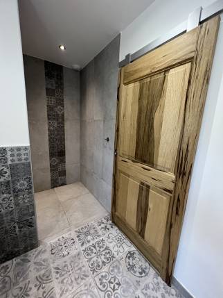 Pose de revêtements de salle de bain modernes