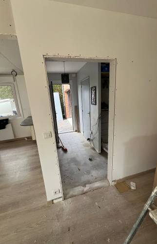 préparation ouverture pour une nouvelle porte accès au salon 