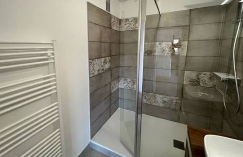 Douche à l'italienne et sèche-serviettes