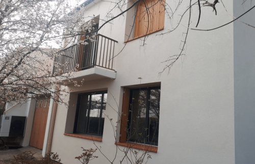 Façade avant de la maison après travaux d'isolation et de rénovation