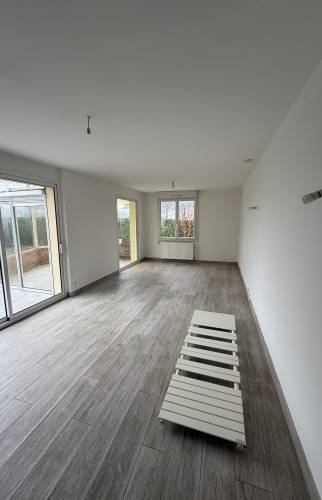 Rénovation d’une maison près de Couëron : rafraîchir les murs et moderniser la salle de bain entre deux locations salon