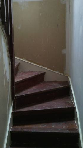 Dépose des moquettes et décapage de l'escalier