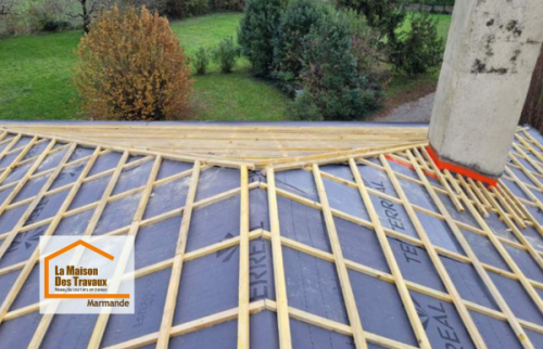 Avant la pose des nouvelles tuiles, la toiture de cette maison à Montayral a reçu un écran de sous-toiture neuf et de nouveaux liteaux pour renforcer sa protection.