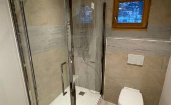 Salle de bain R - Douche et WC - architecte 73, décorateur intérieur 73, peintre 73, carreleur 73, plaquiste 73, plombier 73, électricien 73