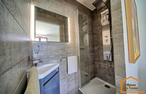 Rénovation complète salle d'eau/SDE à Camaret-sur-Mer (29570) - Déplacement WC après pose d'un mur placo