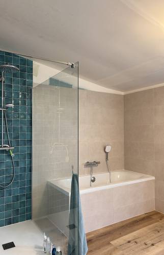 Espace douche et baignoire rénové à Chartres-de-Bretagne