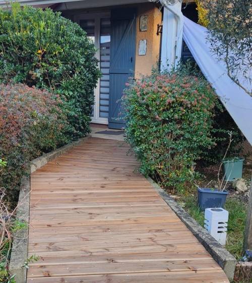 Allée de maison en pin douglas après travaux de rénovation extérieure - Montauban 82000