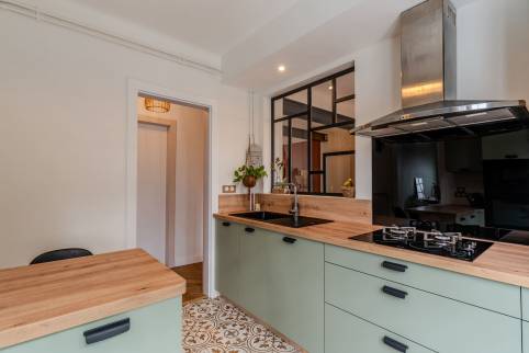 Rénovation de cuisine avec mobilier de cuisine vert sauge - Lattes 34970