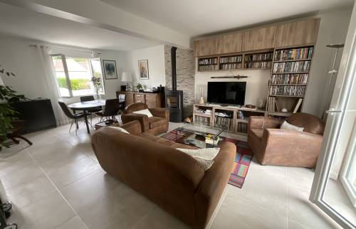 Rénovation de séjour - blanc, bois, noir, briquettes