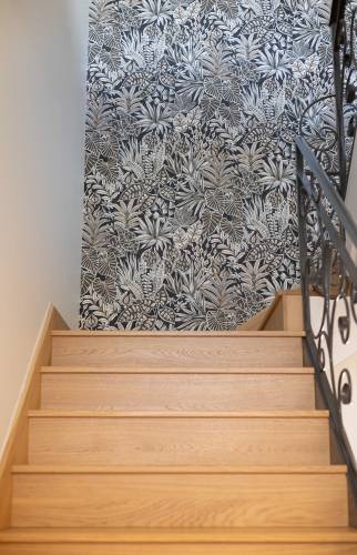 Escalier en chêne et papier peint