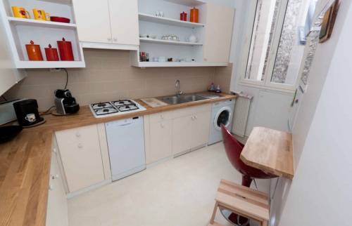 Une cuisine d'angle entièrement aménagée par des artisans de La Maison Des Travaux Boulogne-Saint Cloud