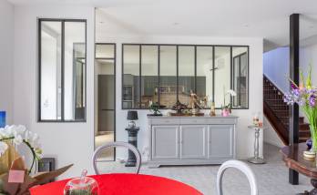 Verrières d'atelier pour une cuisine de charme, maison rénovée dans la région de Lyon