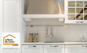 Rénovation de cuisine à Pont-l’Abbé : meubles blancs au style rustique moderne, crédence claire et hotte design pour une cuisine lumineuse et élégante.