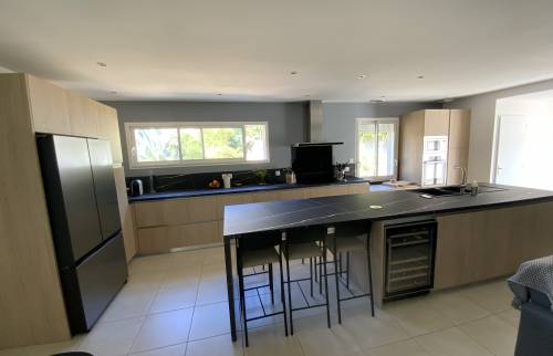 Cuisine avec plan de travail noir design La Maison Des Travaux Alès