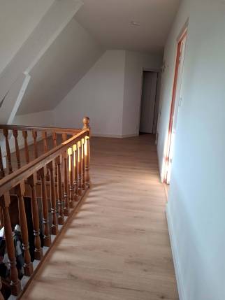 Décoration intérieure avec peinture et parquet flottant à l'étage d'une maison - Chalamont 01320