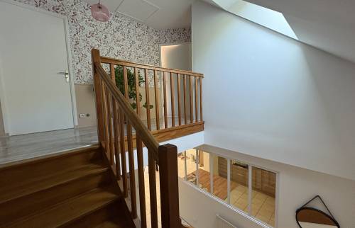 Cage d’escalier repeinte en blanc pour plus de luminosité par La Maison Des Travaux Bruz