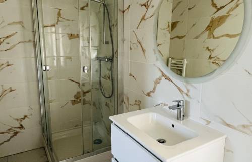 salle de bain appartement bleu