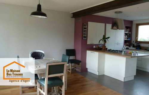 Cuisine rénovée à Bon-Encontre : murs et plafonds modernisés avec des teintes douces et actuelles.