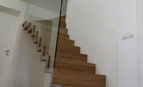 Escalier en chêne avec sa verrière transparente