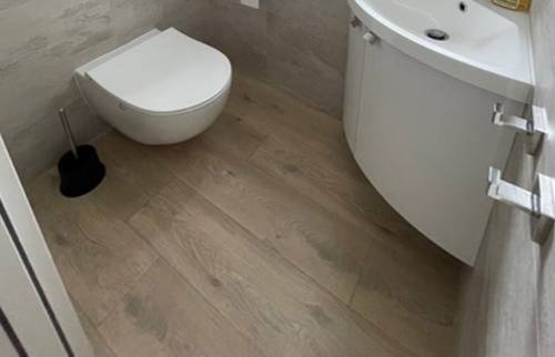 Revêtement de sol dans la salle de bain toilettes