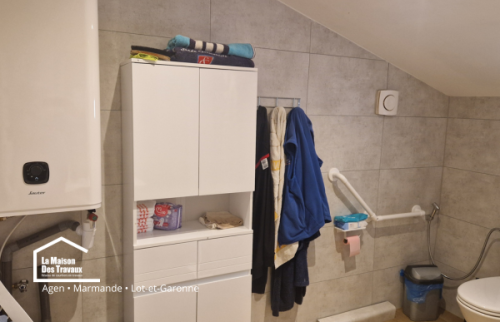 WC adapté avec barre d’appui et aménagements pensés pour sécuriser les gestes du quotidien dans une salle de bain accessible.