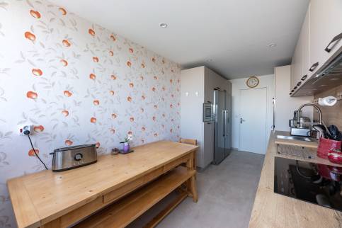 Cuisine entièrement rénovée qui donne la pêche ! Appartement situé à Cailloux sur Fontaines 