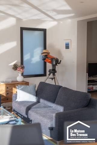 Création d’un espace convivial : coin TV et coin repas réunis dans un grand salon