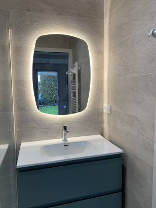 Pose d'un lavabo et miroir rétro-éclairé à Saint-Grégoire