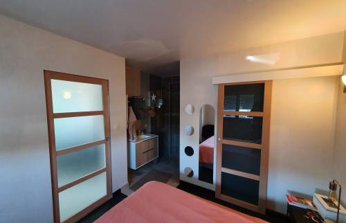 Rénovation terminée : ouverture de l'espace salle d'eau + porte à galandage