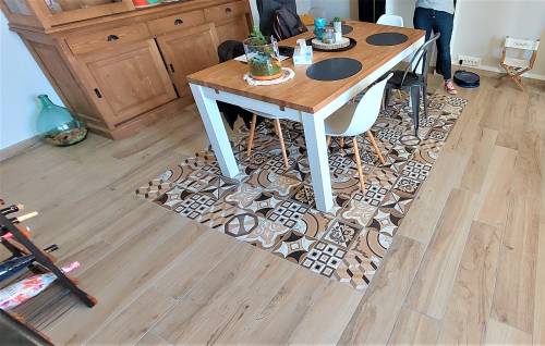 Revêtement de sol en carrelage imitation parquet et tapis en carreaux de ciment dans le séjour - Arras 62