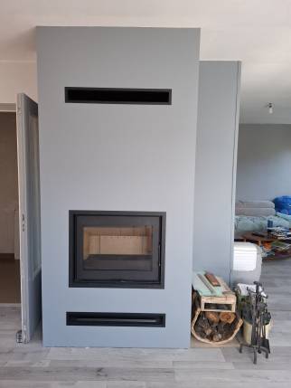 Installation de cheminée à insert contemporaine dans une maison rénovée - Lagnieu 01150