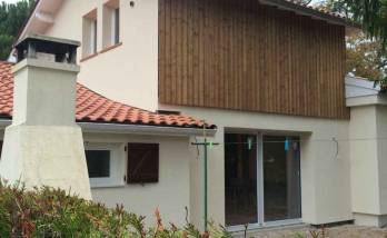 maison en surélévation avec la façade en bois