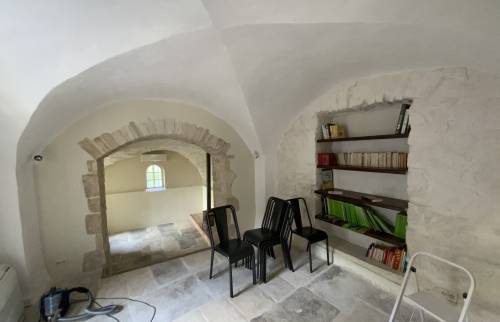 bibliothèque d'un mas rénové prés d'Alès 