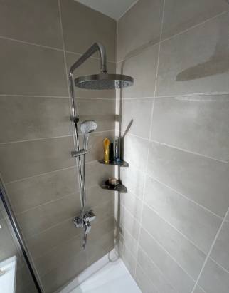 Rénovation de salle de bain avec colonne de douche encastrée - Nantes 44200