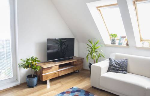 Le séjour en mansarde, appartement en duplex à Dives-sur-Mer