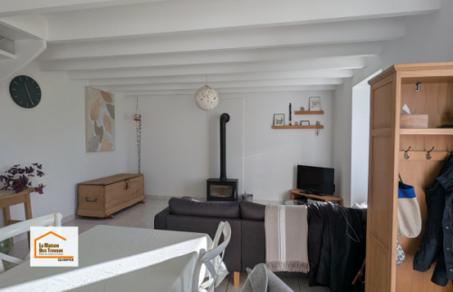 Salon rénové dans le Finistère Sud avec espace lumineux, revêtements modernes et ambiance chaleureuse. Projet réalisé avec La Maison Des Travaux Quimper.