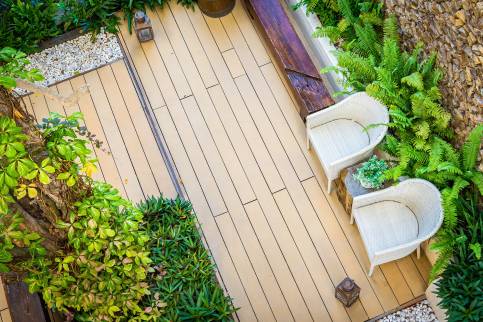 Patio après rénovation et aménagement