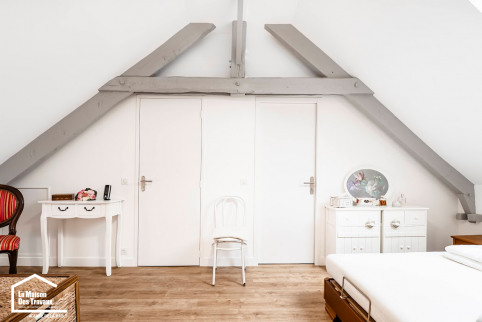 Création d'une salle de bain et d'un grand placard derrière ces deux portes