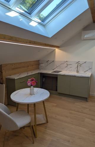 kitchenette aménagée sous toit dans des combles
