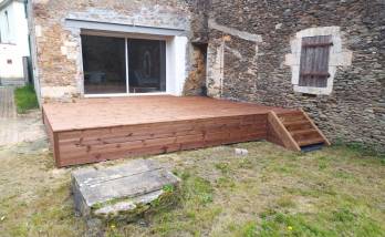 Construction de terrase bois mélèze avec petit escalier accès à Bouleurs (77580)