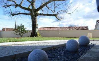Aménagement extérieur boules en grès Coutras